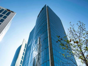 Peut-on louer un immeuble professionnel à sa propre société ?