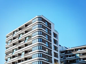 Achat d’un bien avec travaux votés en copropriété : qui paie ?